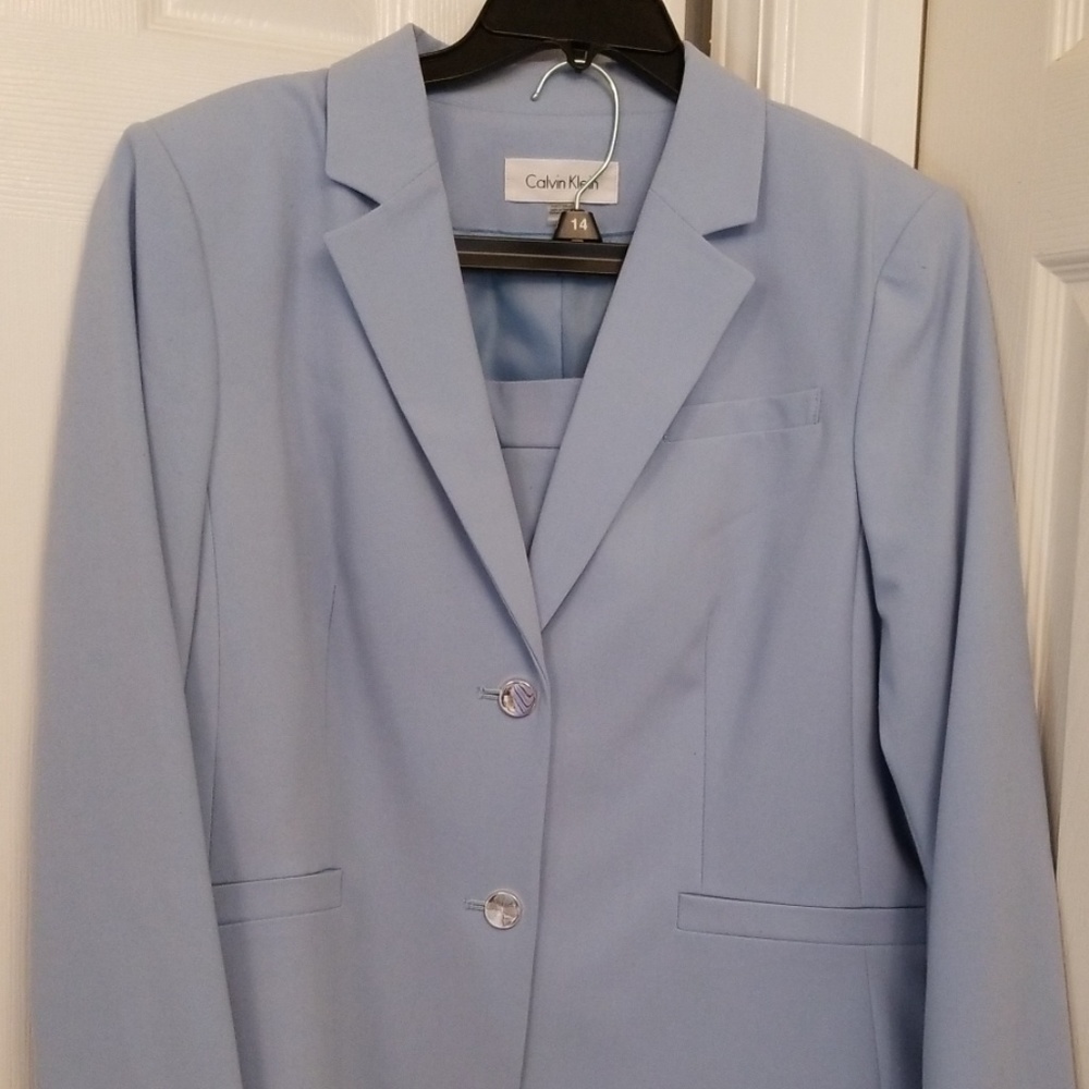 Skirt suit
